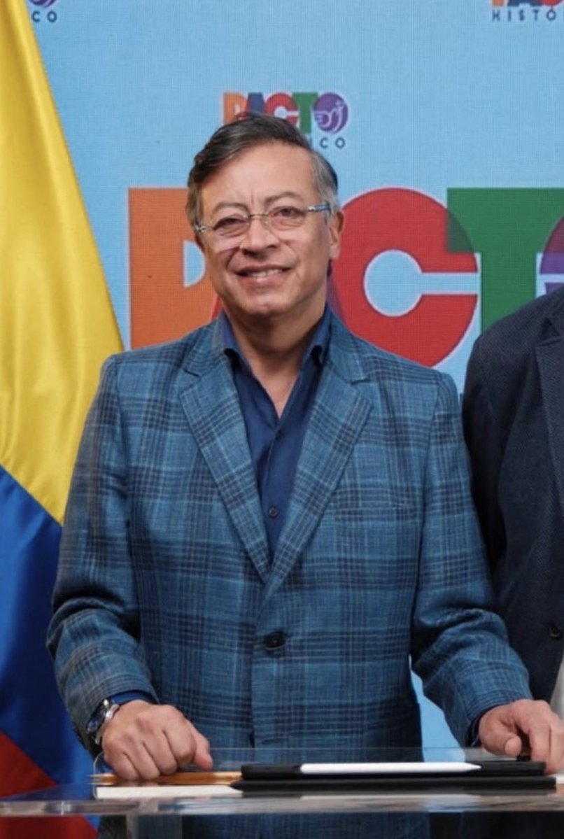 CarlosArtR's tweet photo. Como lo ven:

Los petristas         /       El resto de Colombia https://t.co/p8pAOJ3Nw0