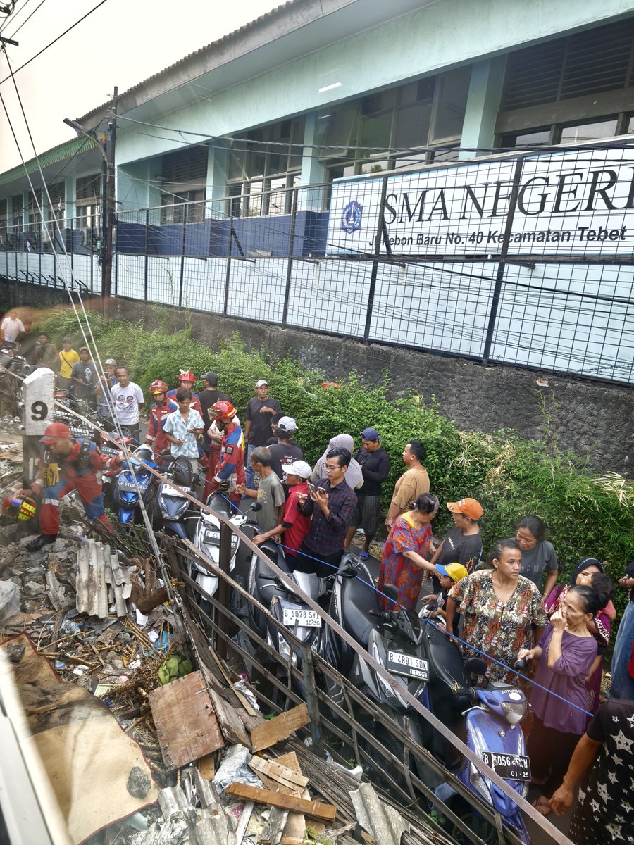 soo_mine112's tweet photo. @CommuterLine Bapak damkar pun beraksi ✨✨ https://t.co/zrkZl9eqY2