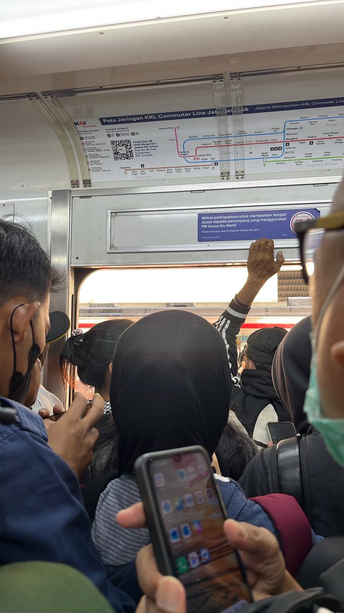 ciciraaw's tweet photo. krl tertahan di pasar minggu sudah 30 menit lebih , beneran ada kecelakaan ya di st cawang/tebet? @KAI121 https://t.co/ArtDsvZEWU