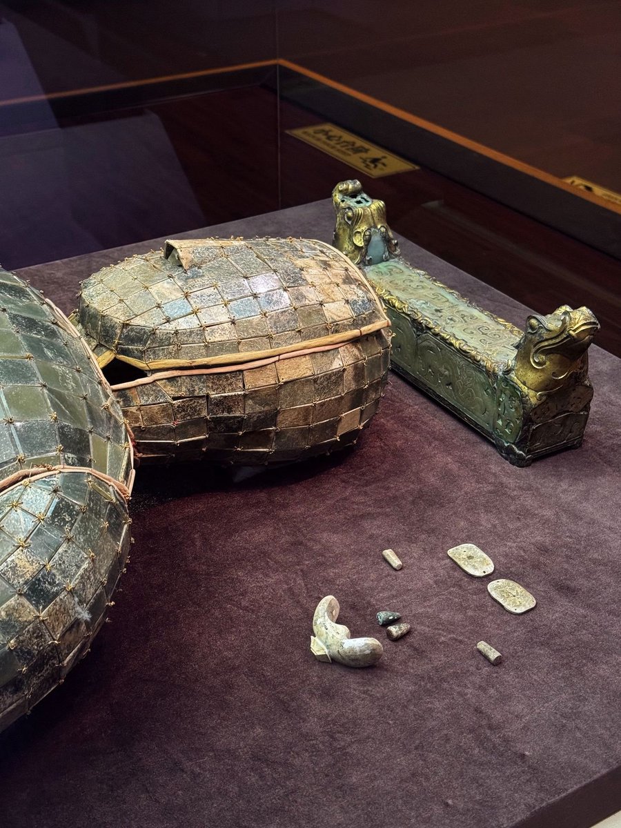 jiaumujiau's tweet photo. 西汉中山靖王刘胜金缕玉衣。现藏于河北博物院。全长1.88米，由2498片玉片组成，上衣玉质莹润呈绿色，裤筒与鞋为灰白淡黄色，用约1.1千克金丝编缀，分头罩、上衣、裤筒、手套、鞋五部分，覆盖全身至指趾。 汉代人认为玉能防腐不朽，但刘胜玉衣内仅存碳化骨灰与几颗牙齿，未实现不朽愿景。 https://t.co/YX7hA4H6ze