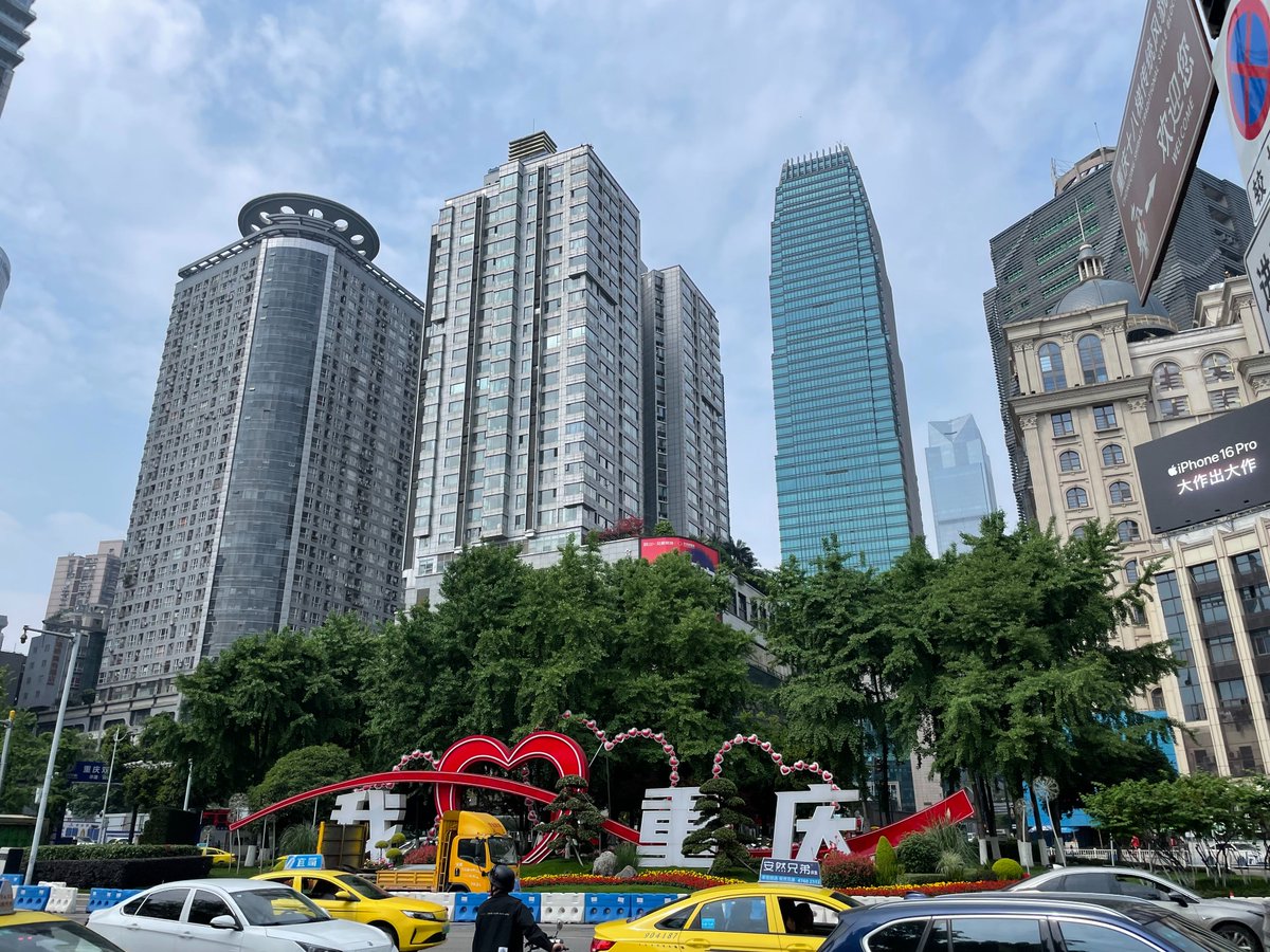 joukou0905's tweet photo. 麻雀ファンなら、一度は訪れてほしい場所がある。それは中国・重慶の「麻雀博物館」。
麻雀博物館の歴史は、1999年にさかのぼります。『近代麻雀』を発行する竹書房の創業者・野口恭一郎会長が設立発起人となり、千葉県いすみ市に開館。当時は保養所や研修施設も併設され、団体の垣根を越えて麻雀プロが集まる研修合宿なども行われていました。
（今考えるとこれはすごいことですね）
残念ながら2017年に閉館しましたが、そこで収蔵されていた歴史的価値の高い麻雀牌や貴重な資料の数々は中国へ渡り、昨年、重慶に新たな「麻将博物館」として生まれ変わりました。

麻雀の原型はどのようなものだったのか。
どのように中国から世界へ広がっていったのか。
時代ごとの貴重な牌や卓、資料を見ながら、麻雀という文化の歴史をたどることができます。

そして今回、その麻雀博物館を舞台に麻雀大会を開催することになりました！

大会は、
・日本の「健康マージャンルール」
・現地・四川で親しまれている四川麻雀を簡易化したルール

この２つで競いますが、四川ルールを知らなくてもまったく問題ありません。
現地で練習会も行いますし、交流がメインですのでガチ感はないです。ちなみに私も、まだ理解していません（笑）。

さらに今回は、井出洋介プロ、椿彩奈プロも一緒に重慶へ。
大会だけでなく、麻雀博物館をじっくり見学し、重慶の街や食文化にも触れながら、麻雀を通じて世界の仲間と交流する旅です。

現地の人もいろいろ案内してくれると思うので、普通の観光旅行では体感できない旅になると思いますし、今後博物館は、中国の麻雀普及の中心地になることは間違いないですね！
まだ参加者を募集しております。ぜひ一緒に、麻雀の歴史と文化を体感しに重慶へ行きましょう！