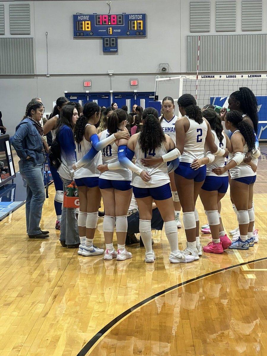 DustyGibbs18's tweet photo. Great win last night for @lobo_vball ! @CoachLMoffett @coach_bh2o @AmenEmerald @CoachCCastillo @LehmanLobosAth https://t.co/VmYSqas1Co