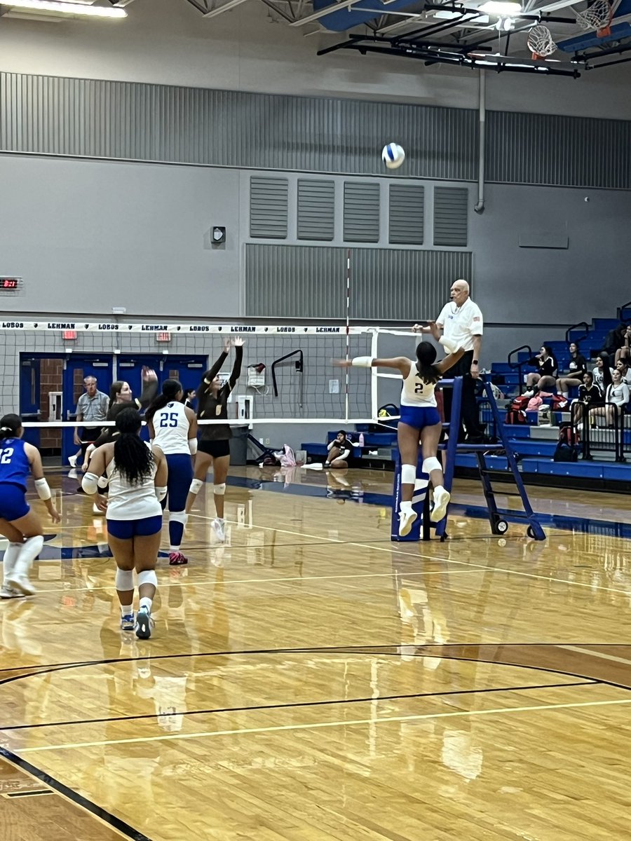 DustyGibbs18's tweet photo. Great win last night for @lobo_vball ! @CoachLMoffett @coach_bh2o @AmenEmerald @CoachCCastillo @LehmanLobosAth https://t.co/VmYSqas1Co