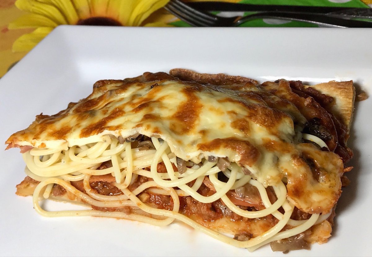 xiaoyisi's tweet photo. 魁北克人发明的pizzaghetti 让夏威夷披萨都显得正宗起来 https://t.co/nskrAg0uHP