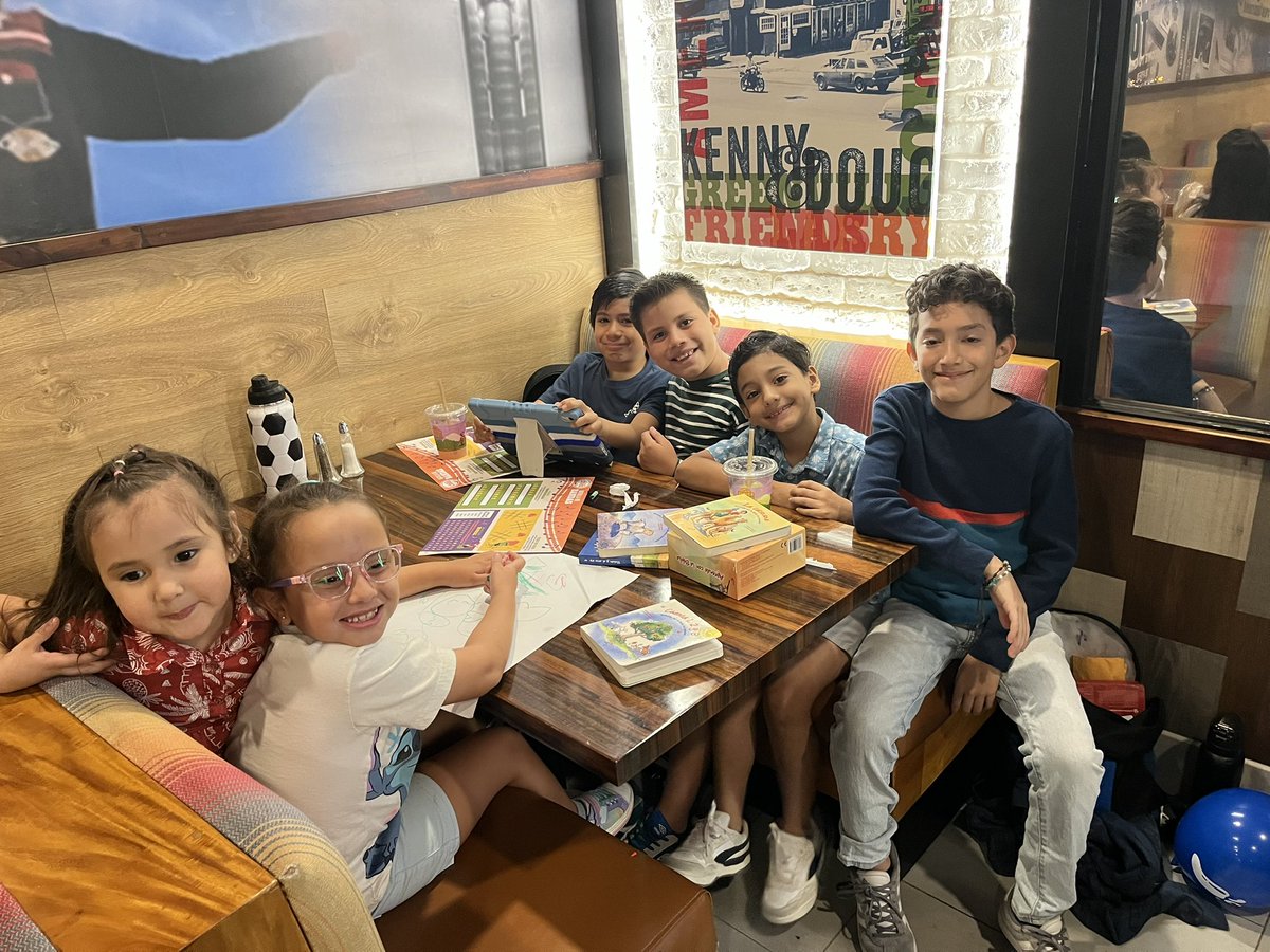 maritzaecheverr's tweet photo. Celebrando al cumpleañero 🎉🎊🥳🎊🎂 https://t.co/HybXvaCdIC