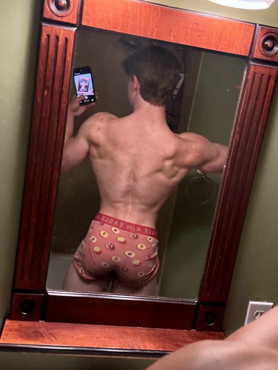 noahzeniin's tweet photo. hit legs soo hard today lol https://t.co/uJvtoRzAZQ