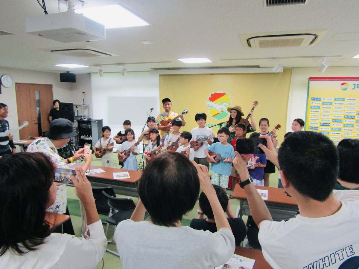 kanonpnow's tweet photo. ジェフの夏休み企画！
で、かのんぷ♪���イブと、ウクレレワークショップ！
曲はもちろん「オーレー♪オレオレオレー♪」
小学生の頃、Jリーグの大ファンだった身としては感慨深い企画でした。

#かのんぷ♪ #ウクレレワークショップ #ジェフ #ユナパの夏 #ジェフ千葉 https://t.co/UbZweueOjO