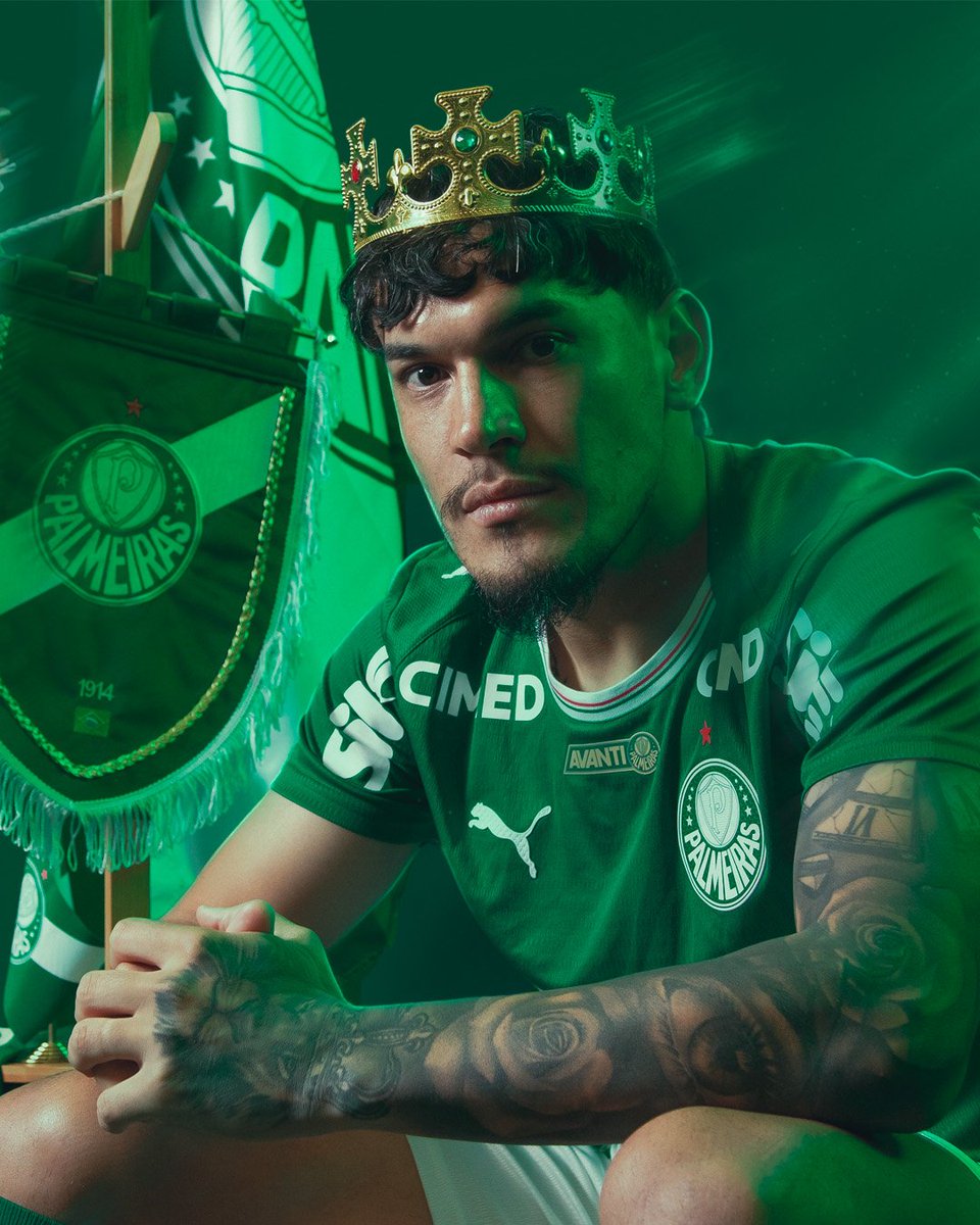 presuntinhofake's tweet photo. Era o Palmeiras Dudu, saiu como saiu. Gomez ficou 

Era o Palmeiras de Veiga, decaiu futebol, Gomez manteve

Era o Palmeiras de Abel então, assinou pra sair, Gomez recusando times

Já passou da hora de admitir: É o Palmeiras de Gustavo Gomez, o maior de todos https://t.co/ZTdZFtf5wI