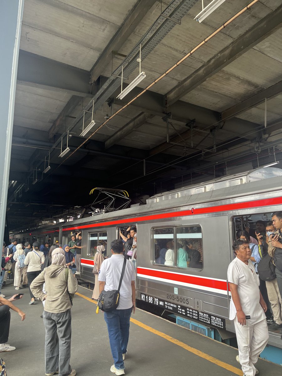 babangidola's tweet photo. buat kawan-kawan pengguna kereta jurusan bogor-kota dan bogor-manggarai, mending cari alternatif lain ya kalo lagi buru-buru. daripada nanti telat sama urusannya. semangat ya para pejuang rejeki 💪🏼 https://t.co/Ta7vRXPyCl