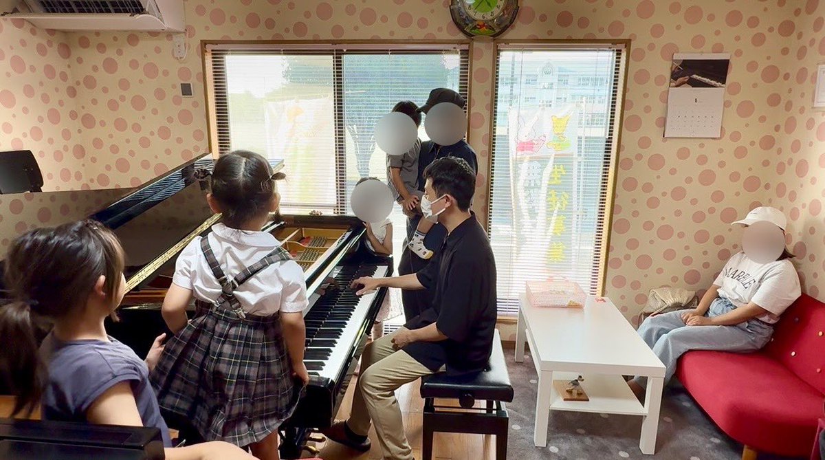 mickey_ongaku's tweet photo. 🌻夏の特別レッスン週間🌻
🇦🇹ウィーンから帰国したミナミ先生の特別レッスン🎹✨

ピアノの仕組みを学び、リスト《ハンガリー狂詩曲第2番》を鑑賞🎵
超絶技巧に、みんな目がまん丸に😳✨

#みっきー音楽教室 #伊勢崎市 https://t.co/4KefHAIBsm