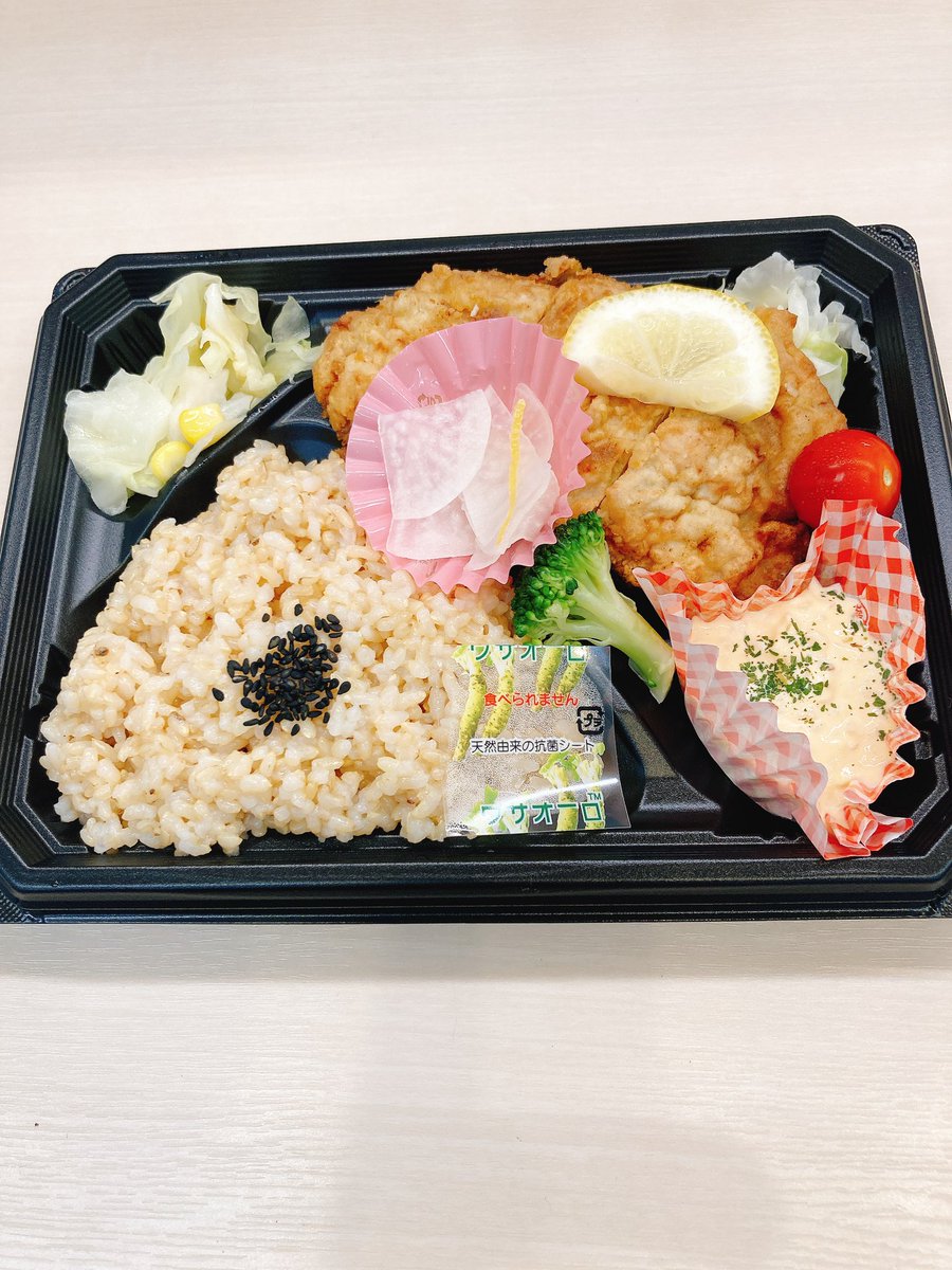 corchalotemachi's tweet photo. おはようございます☀ひと頃の暑さは峠を越したのでしょうか💦
🍱グリーンカレーチキングリーンカレーに漬け込んだ爽やかチキン　タルタルソースとご一緒に💁‍♀️
🍱夏の薬膳弁当
🍱お結び弁当鮭(黒米)いなり結び(玄米)
🍱腸レボリューション　急な会議にもご利用頂いております💁‍♀️ https://t.co/vZ2pH5Fypd