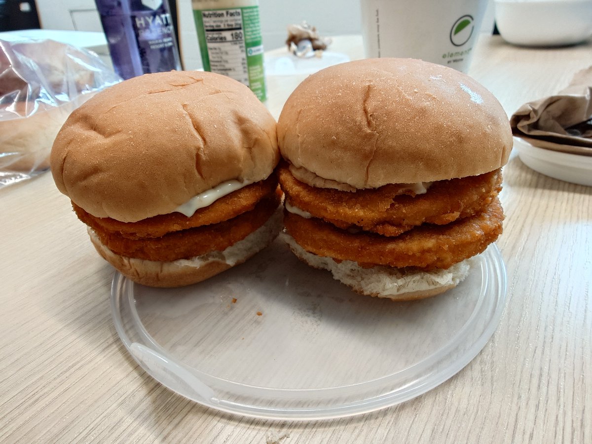 azul_violin's tweet photo. そしてこれが私が創造したハンバーガーである（挟んだだけ） https://t.co/X0PX3STSfJ