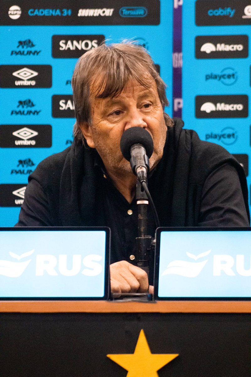 moscab1905's tweet photo. "Todas las chiquitas eran para Racing, parecían la isla de Epstein"

Ricardo Zielinski en conferencia de prensa https://t.co/WmezhxCfpc