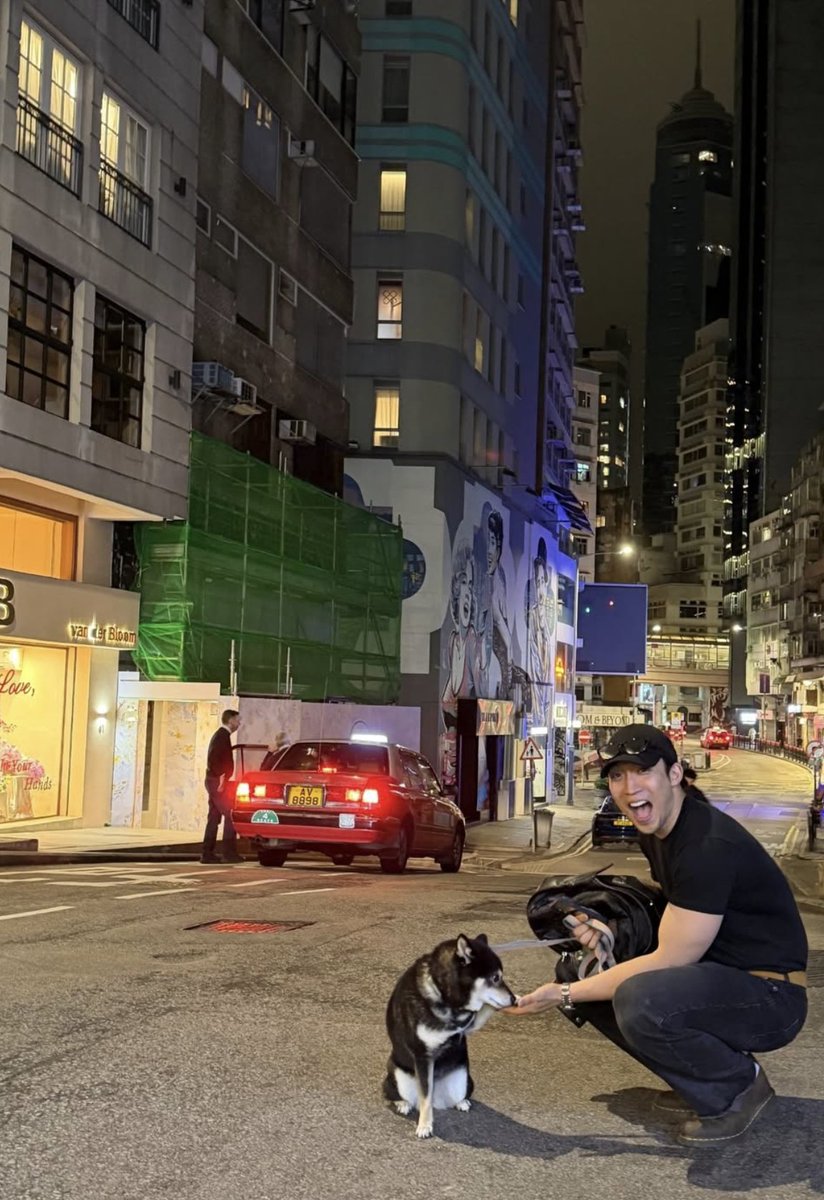 Kpopmap's tweet photo. He looks so happy with dogs!

#LeeSangYi #KActor #이상이 https://t.co/XKJDBwqj6U