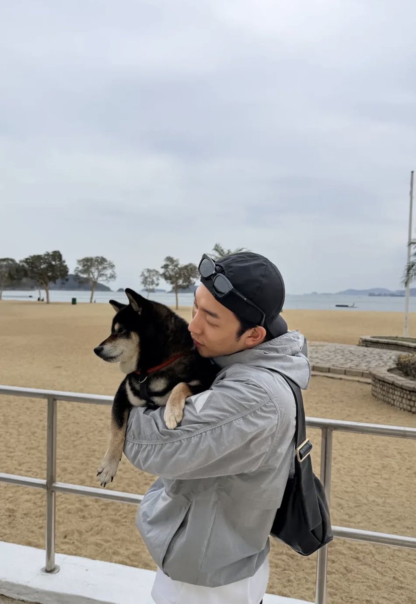 Kpopmap's tweet photo. He looks so happy with dogs!

#LeeSangYi #KActor #이상이 https://t.co/XKJDBwqj6U