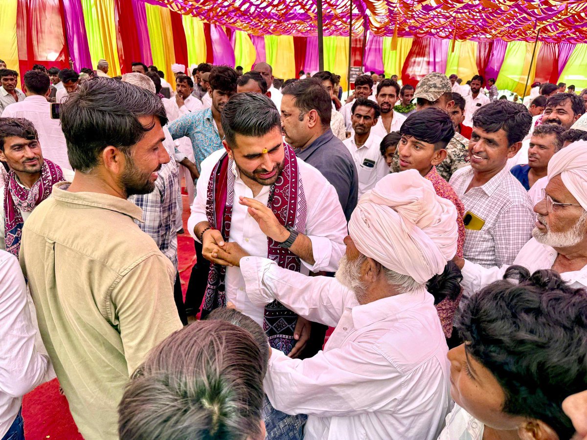 jasubannaunda's tweet photo. *कदम मिलाने से पहले दिलों को मिलाना सीखो,भीड़ बढ़ाने से बेहतर है कि इंसानियत निभाना सीखो।सद्भावना का नाम देकर अपनों को ही धक्का मत दो,मज़हब जो भी हो, पहले बुजुर्गों को अदब देना सीखो।*
@RavindraBhati__ 🫂❤️‍🩹 https://t.co/rFvRJHAn86