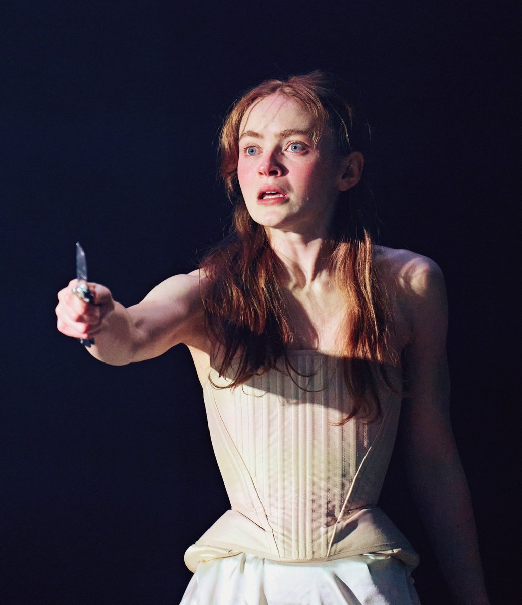 sadiesinkbra's tweet photo. 🏆 Sadie Sink foi indicada ao The Stage Debut Awards 2026 na categoria Best West End Debut Performer por sua atuação em Romeo & Juliet. A premiação reconhece profissionais em estreia no teatro, então por já ter estreado nos palcos da Broadway, a ruiva estava elegível apenas para essa categoria específica.

A cerimônia acontece no dia 27 de setembro em Londres.

Para votar, basta cadastrar seu e-mail aqui:  https://t.co/qnqQTdlLM9