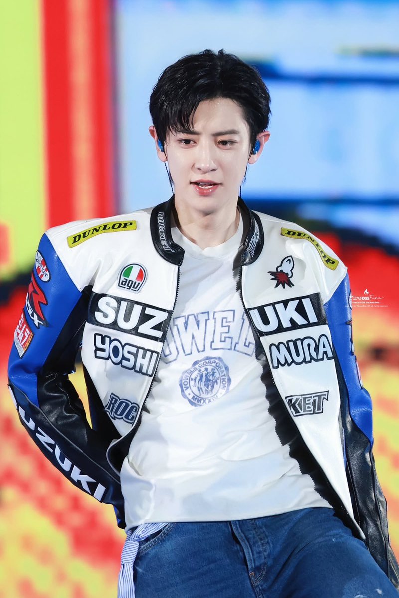 dilfyeol's tweet photo. siapapun yang ngasih chanyeol jacket suzuki pas fansign album black-out pas 2024, aku mau say thanks banget. 

karena di pakai stylist chanyeol buat konser exhorizon kemarin 🥹🤍 https://t.co/k4Z80EdbKR