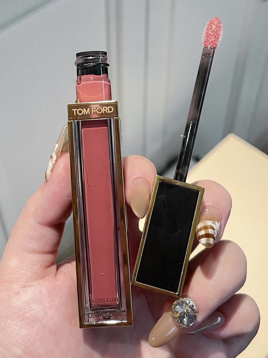 musume_tamago's tweet photo. ジェニ顔にしたい人、この組み合わせ真似してほしい…TOM FORDの粘膜ピンクリップにGlint 01を頬骨に仕込む。これだけで一気にジェニっぽくなるから試してみて🥺🫶 https://t.co/Jofa38T172