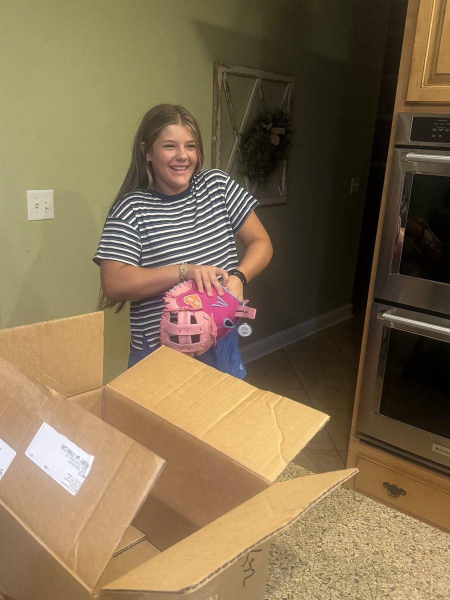 AubreyThomp11's tweet photo. Perfect surprise tonight! New PINK  Jen Schroeder Mitt.  Can’t wait to get it game ready. https://t.co/E8xmxBrMOB