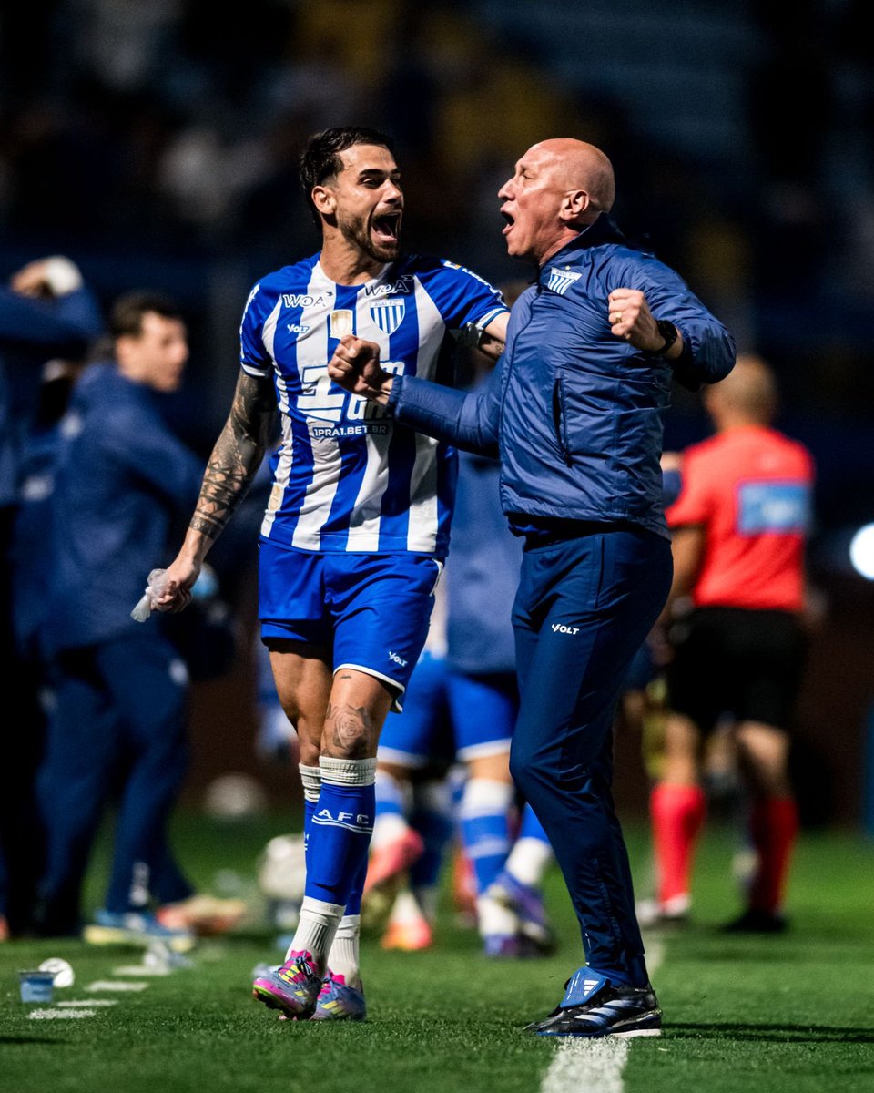 PolidoroJunior's tweet photo. É o time da raça...

Vibra a nação azurra com uma das vitórias mais importantes do ano, porque a arrancada para a permanência passa pelo jogo desta noite contra o Sport, combinada pela excelente vitória em Ponta Grossa, diante do Operário. 

Agora é a hora de seguir ainda mais nesse elevador, pontuar, pontuar e pontuar🚀 

E que espetáculo deu a torcida do Avaí  hoje, em especial, com uma sintonia campo/arquibancada raramente vista no futebol catarinense. 

Foto: Léo Piva/Mix Mídia 

#SérieB2026