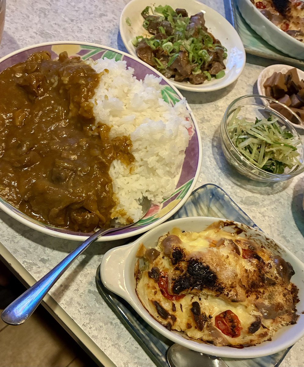 ka2cchang's tweet photo. 昨日来てくれた地元の連れと街中で偶然会って嬉しかった水曜日

今日は半ボケの客から無限ループで同じ話聞かされて頭狂う寸前のとこでやっと帰せる！思ったら間悪く同業2人入ってきて結果また座り直しよった瞬間お墓参り行ってへん罰かな思った

皆様もお墓参りはサボらず行きましょうね https://t.co/KvPFhEQBPY