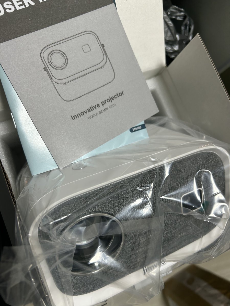 4D9_1001's tweet photo. 帰省中に妹がホームプロジェクター
使ってたの見て便乗して購入
同じやつ購入したつもりだけど
違うやつだったっぽい

まぁ見れない事は無いかな
音はめちゃくちゃ悪いけど(聞こえない) https://t.co/hyRqm0x7Wa