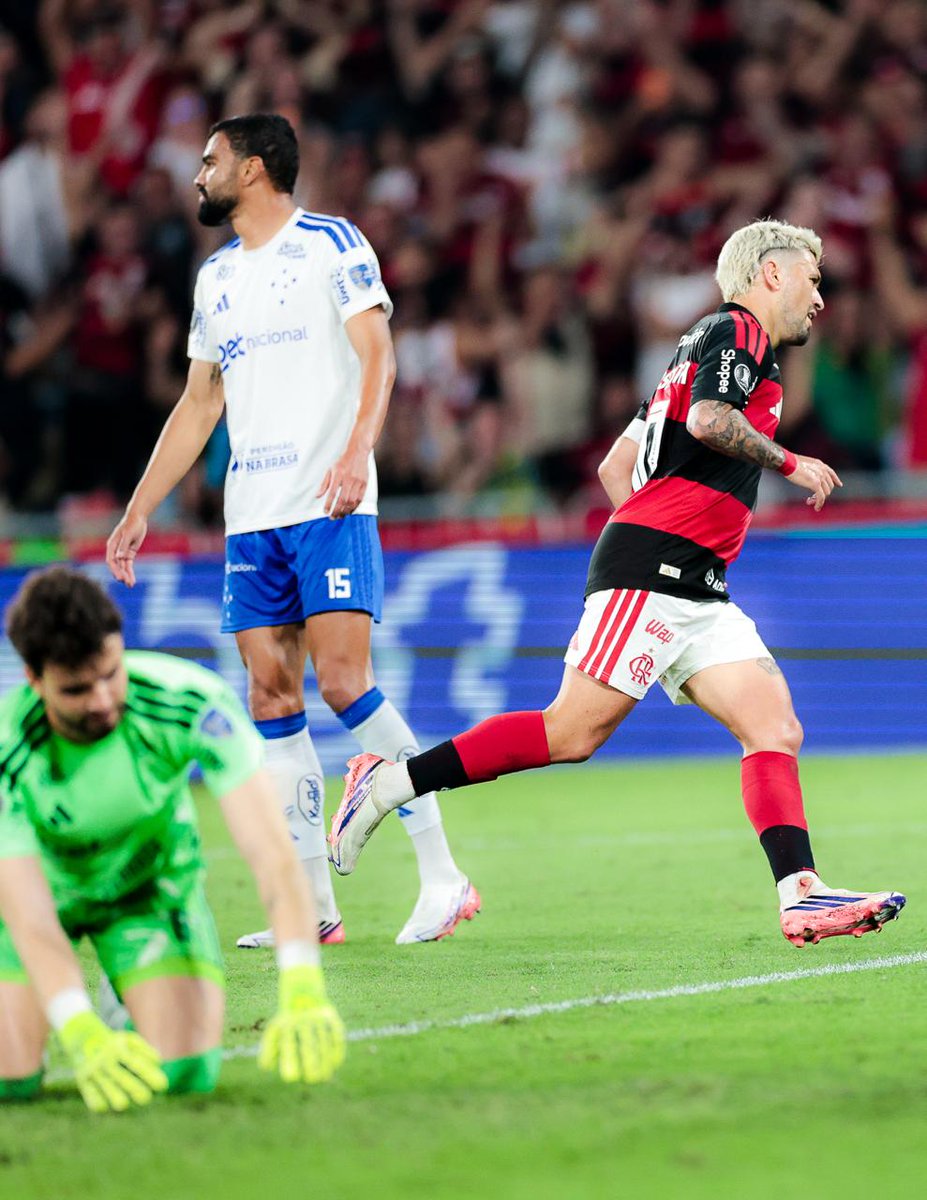 Flamengo's tweet photo. Desde 2019 marcando pro lado certo da BR-040! 
G1️⃣0️⃣RGIAN DE ARRASCAETA!

#lancedojogo https://t.co/9lM4xt6IEX