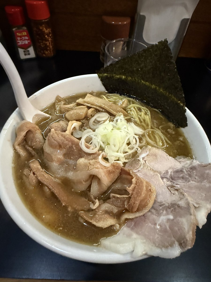 RK50989550's tweet photo. たまには二郎以外を⭐️
一条流がんこ総本家分家四谷荒木町

10時に店に入ったが4名ほどいらっしゃり続々と来店！出る時にはほぼ満席！
上野毛くらいしょっぱいのに色んな旨味が押し寄せてくる！煮干しがガツンとくるかな。麺は極細だけどぷりぷりでスープに負けてない⭐️青唐辛子をトッピングしたが、入れ放題的な感じで途中から入れたけどスープとマッチしてて飛んだ！

ご馳走様でした！