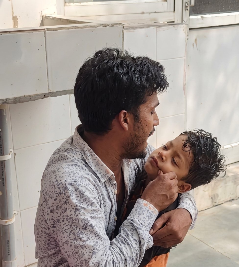 ManishCEO2's tweet photo. उत्तर प्रदेश के बहराइच के 4 साल के अंशुमान को कई दिनों से तेज बुखार था। इलाज बहराइच जिला अस्पताल में चल रहा था। हालत नहीं सुधरी तो डॉक्टरों ने 3 दिन बाद लखनऊ रेफर कर दिया।

पिता बेटे को लेकर एंबुलेंस से लखनऊ के लिए निकल पड़े। लेकिन रास्ते में ही हालत और बिगड़ने लगी। उन्होंने मजबूरी में बाराबंकी जिला अस्पताल ले गए। वहां पर  डॉक्टरों ने बच्चे को मृत घोषित कर दिया।

बेटे की मौत की खबर सुनते ही पिता पूरी तरह टूट गए। पिता मासूम को गोद में लेकर फूट-फूटकर रोने लगे। 

पिता का आरोप है कि – अगर हालत गंभीर थी तो 3 दिन तक क्यों रोका? पहले ही रेफर कर देते तो शायद मेरा बेटा बच जाता।