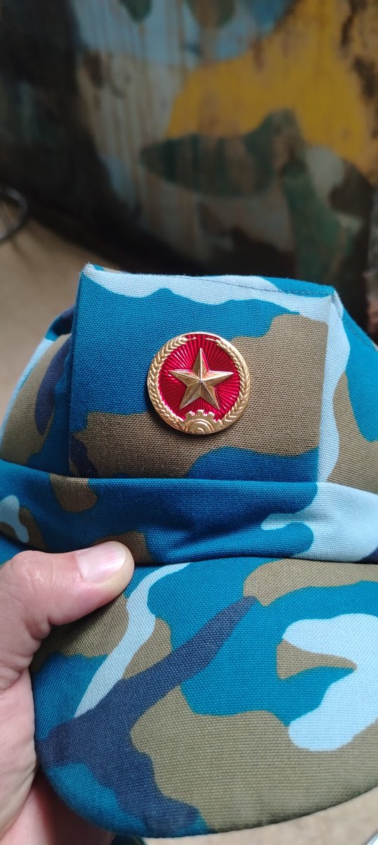 TamNguyen091191's tweet photo. Ngôi sao vàng trên mũ🇻🇳 

Anh em đã có kỷ niệm nầy chưa?

Tôi lớn lên khi đất nước không còn chia Bắc Nam
Chẳng biết chiến tranh là gì
Chỉ được nghe trong những câu chuyện của cha
Tôi lớn lên khi tháng tháng không còn lo phiếu tem
Không biết bo bo là gì
Chỉ còn lại trong những ký ức của mẹ