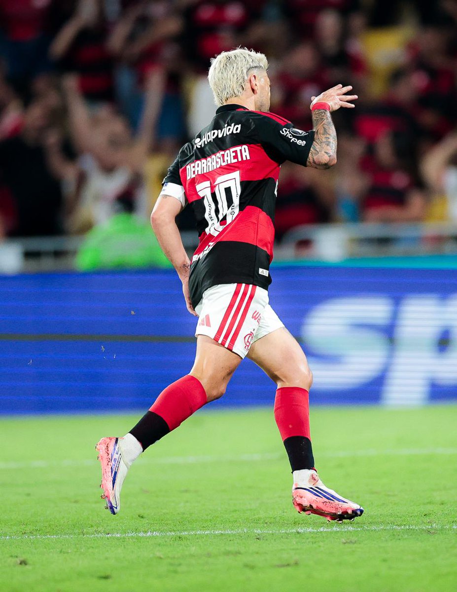 Flamengo_es's tweet photo. MAGIA. 🫳✨ https://t.co/SXyf4gWJFf