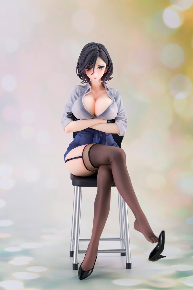 FigMemo's tweet photo. 大漫匠アニメスター（@Animester3）「美術教師の放課後指導 瑠美」フィギュアレビュー

立体化も多い、けそシロウ先生（@kesokeso_keso）の人気キャラクター！

衣装の地味さが気にならないほど豊満なボディと妖艶な雰囲気が漂います。

2026年7月
価格：8,250円
スケール：1/6
サイズ：全高約218mm

レビュー記事はリプ欄