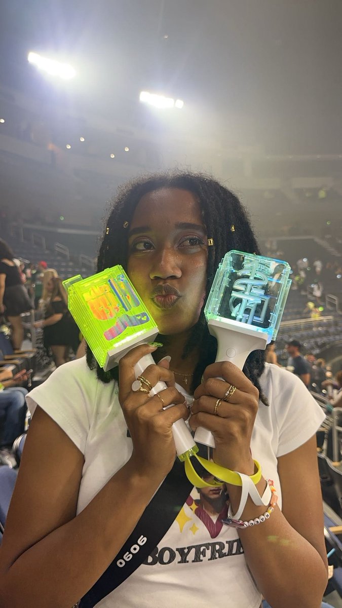 fvllsxn's tweet photo. 2024 (her last time seeing a concert) 😭 https://t.co/mHNMNnSMaf