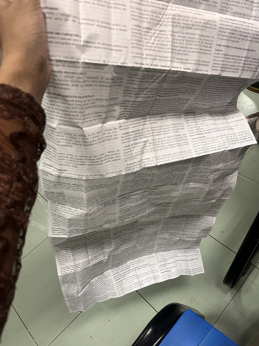 ibruprofena's tweet photo. abri a bula do remédio novo na aula de sfc e ela eh DESTE tamanho https://t.co/K2skfWOr4B