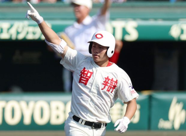 livedoornews's tweet photo. 【甲子園】智弁和歌山が5年ぶり決勝進出、横浜に7-1で勝利
https://t.co/FOmupf6uZx

智弁和歌山は1点を追いかける3回に同点に追いつくと、楠本が横浜の先発・織田の152kmを捉え、豪快な3ランを放った。7回には楠本のタイムリーと井戸本の2点タイムリーで6点差と突き放した。 https://t.co/RG45s6IFEE