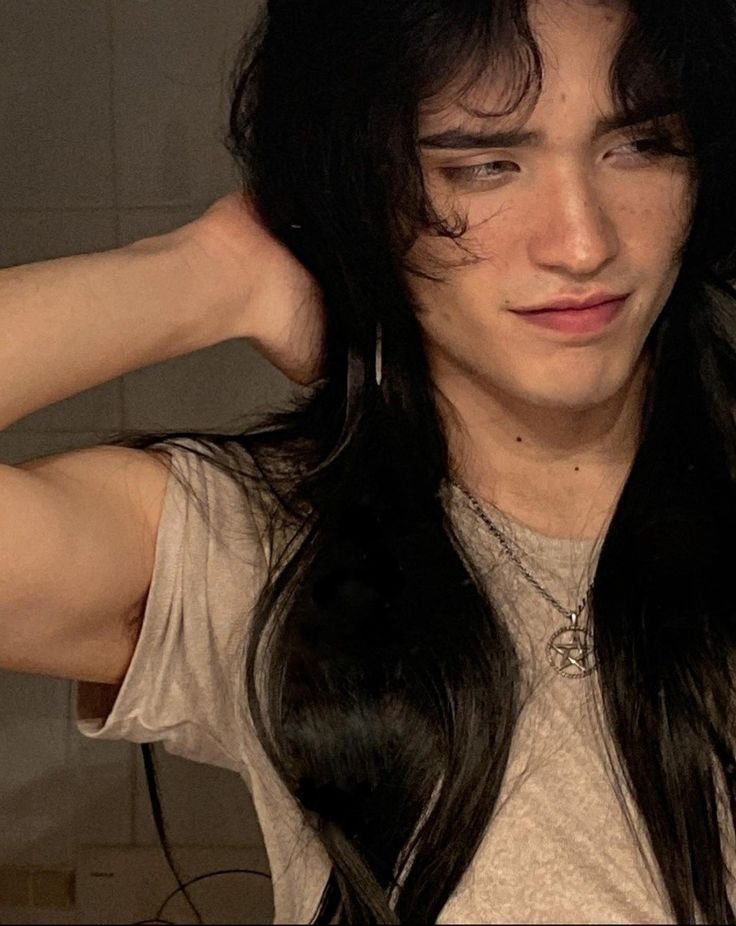 injustum's tweet photo. 𝓒onheça-me ⛓️
    
 — 𝓝ome: Gal Sal
 — 𝓐ltura: 1,80cm
 — 𝓘dade: 26 anos 
 — 𝓢igno: Escorpião 
 — 𝓢exualidade: Gay
 — 𝓔stação favorita: Sei lá, porra 
 — 𝓒or favorita: Preto https://t.co/ZksVgd6bXO