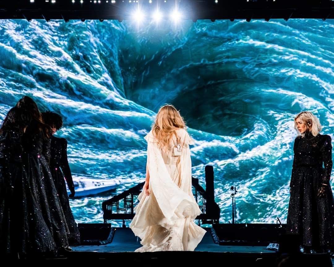 afterglowloverz's tweet photo. The eras tour visuals are so just so beautiful https://t.co/d1gFbMcFk9