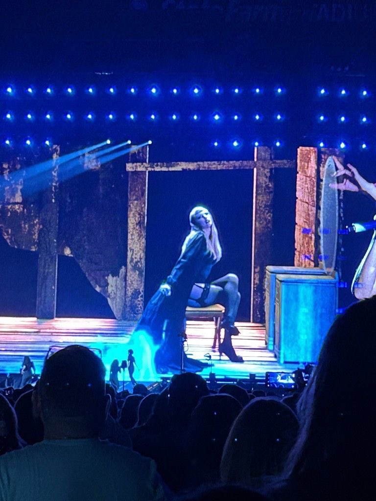 afterglowloverz's tweet photo. The eras tour visuals are so just so beautiful https://t.co/d1gFbMcFk9
