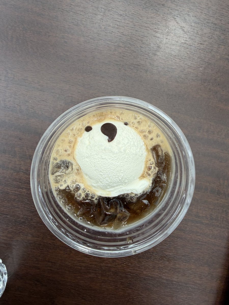 mdrkw_hikaru's tweet photo. シマエナガフロート頼んだら、ちょっと残念な角度でやってきたので、ストローで微調整してみたものの、悲しそうだった。ホント悲しそう😭 https://t.co/hQZ0A6IZKl
