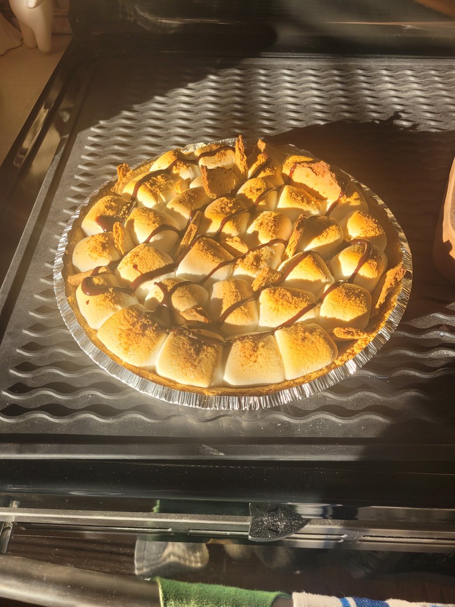 RawnyStarlight's tweet photo. I manged to make a smore pie for my dad's birthday! First time making one ^w^ https://t.co/yFXlR37NLx
