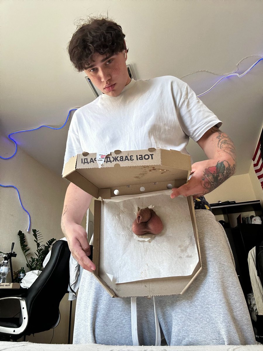 pashanottwink's tweet photo. How about pizza?  🍕 https://t.co/7hKxTDthri