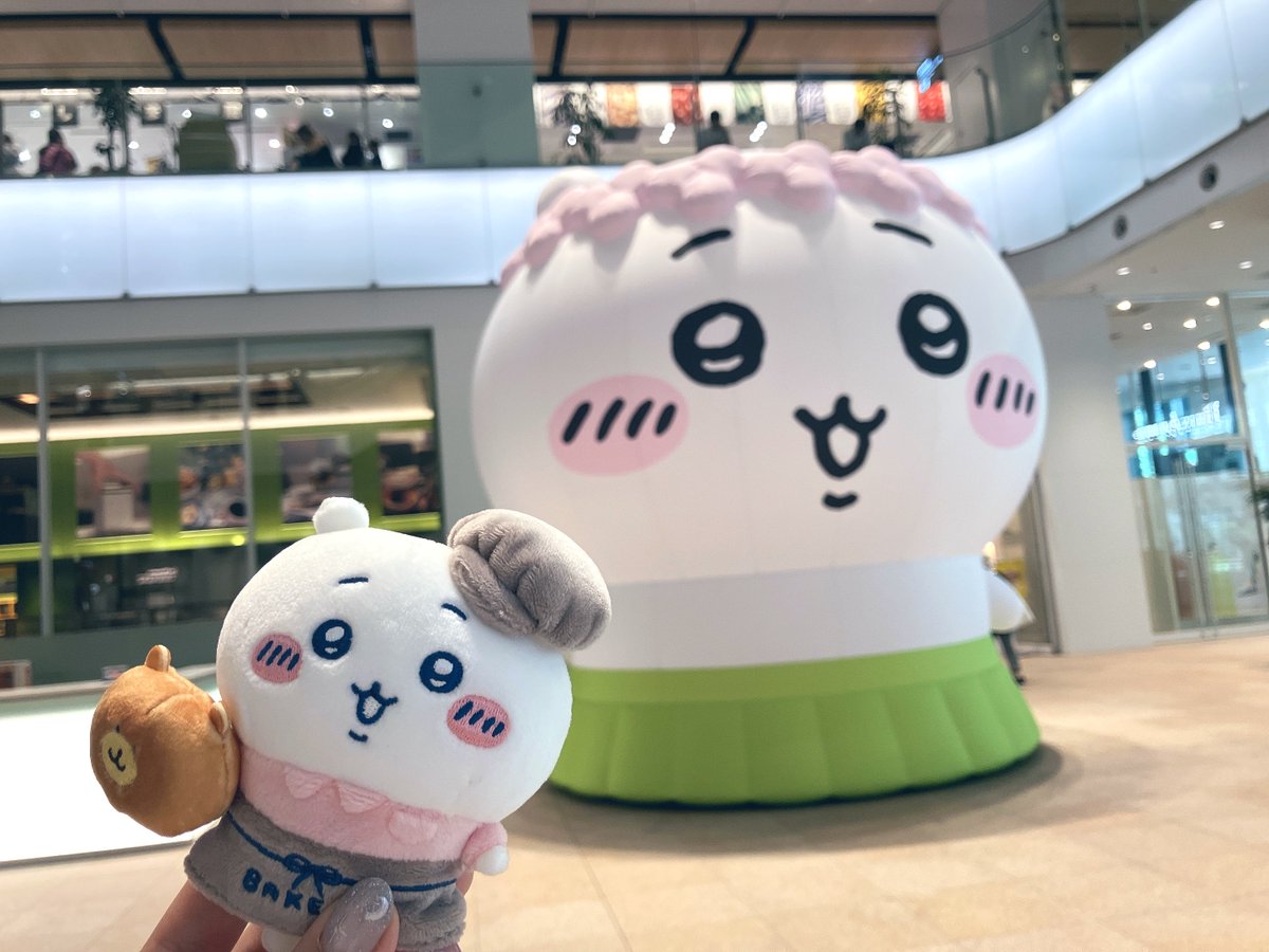 puddingco2's tweet photo. 先月はちいかわベーカリー行けてめちゃくちゃ楽しかった🥐
ほのちゃんと東京に旅行行くタイミングでちいかわベーカリーがオープンすると分かって申し込みしたけど落選したのが3年前、本当に念願叶ってだった🥹
巨・ちいかわちゃんも良すぎた🌸上から見るとより大きさが伝わる写真が撮れてかなり良い🤳 https://t.co/L1ICn4Bf7k
