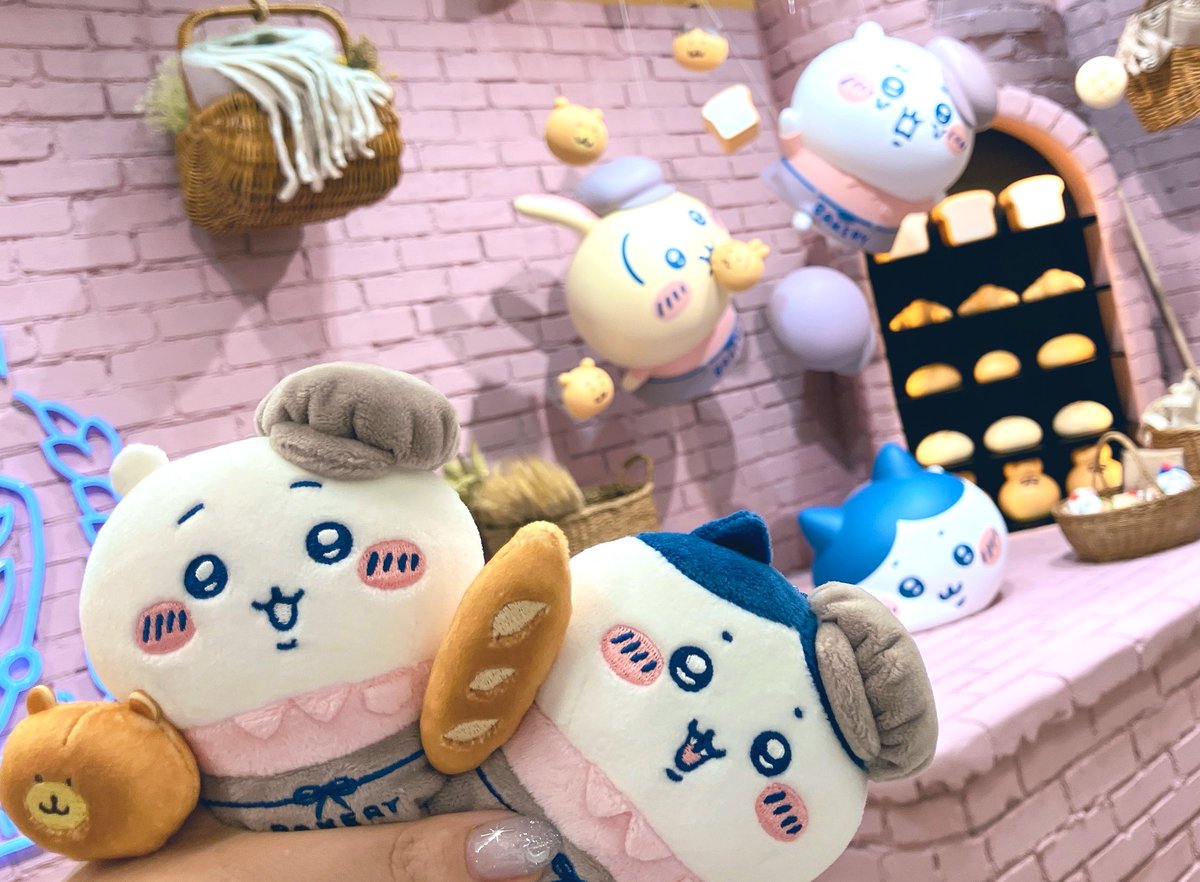puddingco2's tweet photo. 先月はちいかわベーカリー行けてめちゃくちゃ楽しかった🥐
ほのちゃんと東京に旅行行くタイミングでちいかわベーカリーがオープンすると分かって申し込みしたけど落選したのが3年前、本当に念願叶ってだった🥹
巨・ちいかわちゃんも良すぎた🌸上から見るとより大きさが伝わる写真が撮れてかなり良い🤳 https://t.co/L1ICn4Bf7k