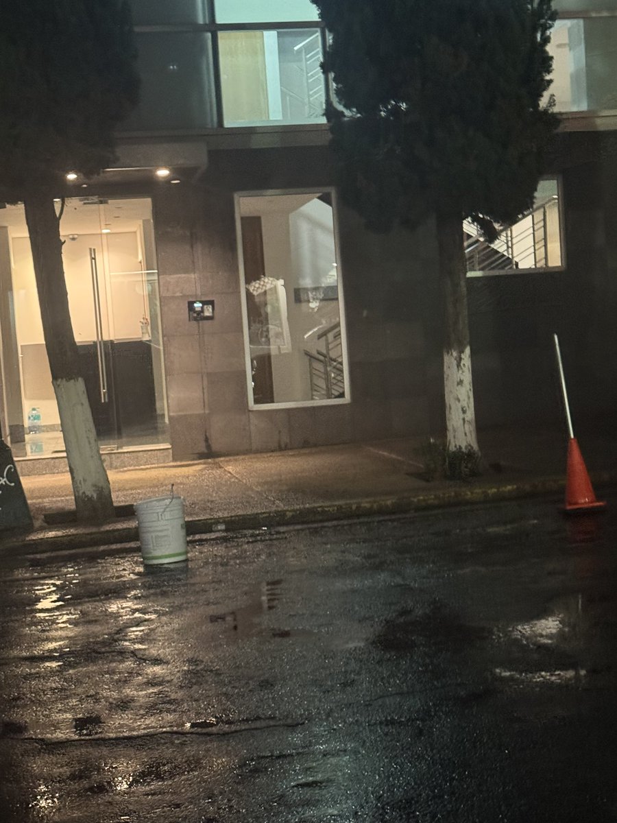 alitadepollo35's tweet photo. Hago denuncia de este edificio que pone estos botes afuera en la calle para apartar lugar, es Torres Adalid 1003 esq Gabriel Mancera @SolucionesBJ @OVIALCDMX @transito_CDMX https://t.co/FkLPffUHAw
