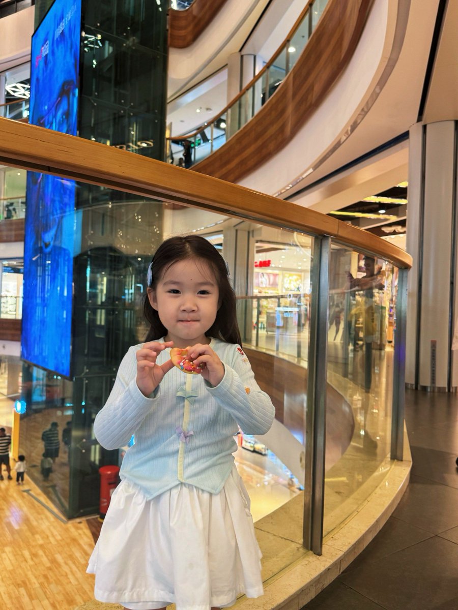 AlanMonks3's tweet photo. Just finished making warm chocolate chip cookies with my tiny chef! Sticky fingers, big smiles, and way too many crumbs on the kitchen floor—best Sunday ever.， https://t.co/tAnvU1ayKT