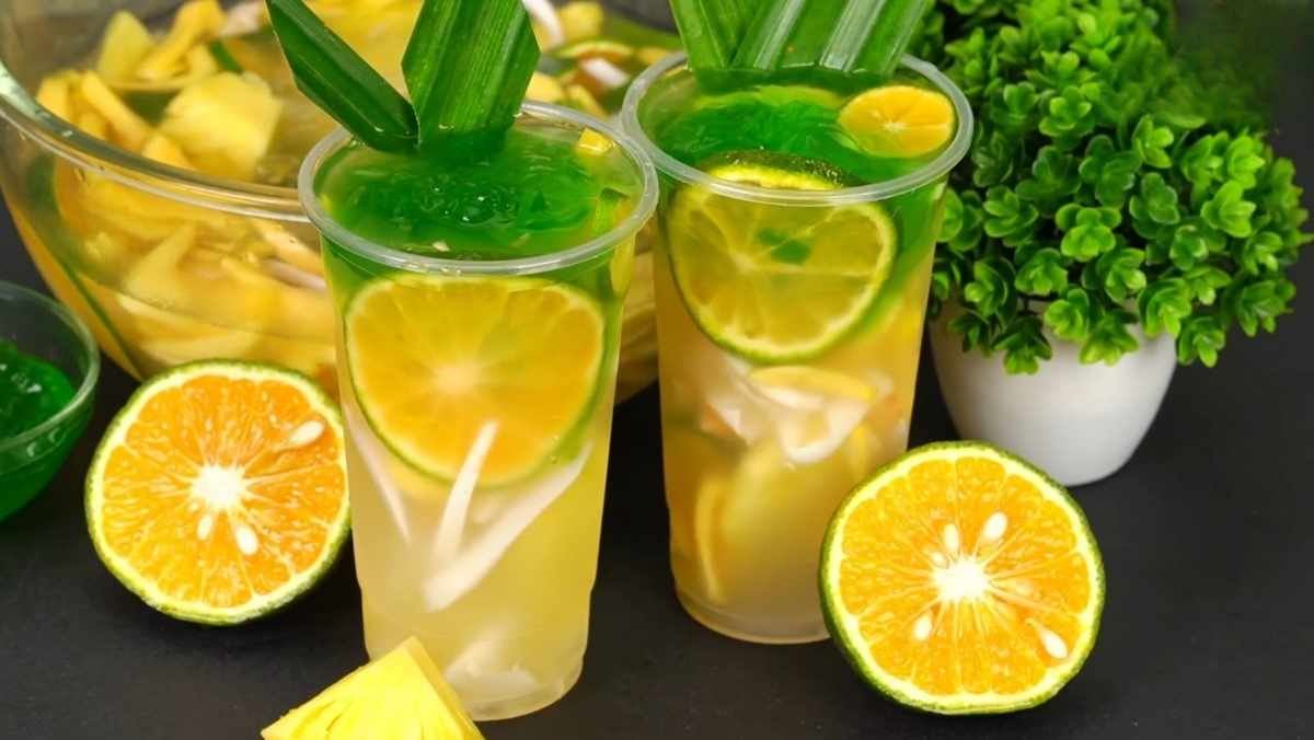 LinkXinhX's tweet photo. 🥥 CÁCH LÀM DỪA TẮC CHUA NGỌT – THANH MÁT NGÀY HÈ 🍋

Một ly dừa tắc mát lạnh, chua chua ngọt ngọt, làm cực nhanh tại nhà! ☀️

📝 Nguyên liệu:
• 1 quả dừa xiêm
• 50g tắc
• Đường
• Muối
• Đá viên
👨‍🍳 Cách làm:
1️⃣ Chặt dừa lấy nước, nạo phần cơm dừa cho vào ly.
2️⃣ Tắc rửa sạch, cắt đôi và vắt lấy nước, bỏ hạt.
3️⃣ Cho nước dừa, cơm dừa, 2 thìa cà phê đường và 1/4 thìa cà phê muối vào ly.
4️⃣ Thêm nước cốt tắc, điều chỉnh độ chua ngọt theo khẩu vị.
5️⃣ Khuấy đều, thêm đá và thưởng thức ngay. 🧊
🍋 Thành phẩm: Vị dừa thanh mát kết hợp với vị chua ngọt của tắc, cực kỳ thích hợp để giải nhiệt trong những ngày nóng! 🌴✨