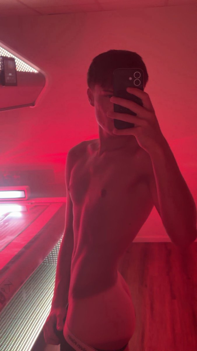 m4xmonroe's tweet photo. Tan lines and tiny waists anyone ? #twink https://t.co/s442RuOiEo