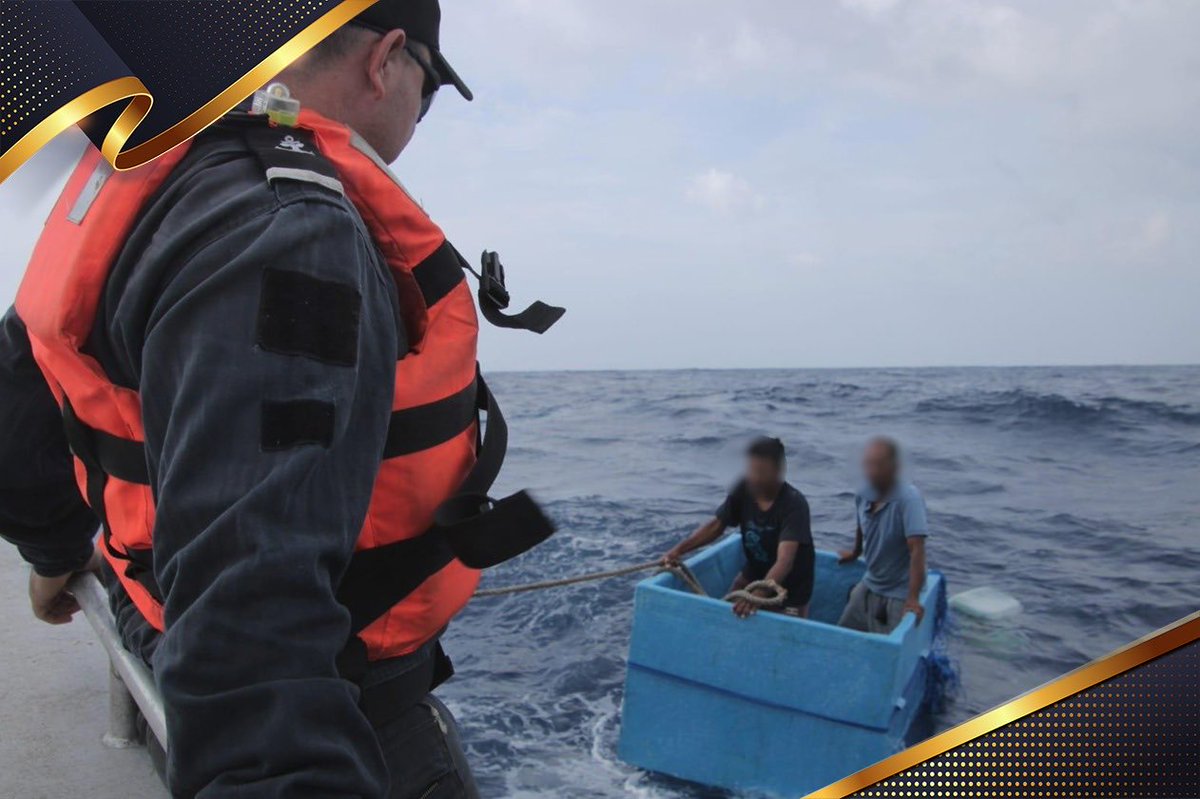 SEMAR_mx's tweet photo. Dos pescadores que permanecieron cinco días a la deriva sobre una hielera fueron localizados y rescatados por personal naval a más de 240 km de la costa de Chiapas.

Mediante el despliegue de unidades de superficie y aéreas bajo el concepto Trinomio (buque–interceptora–aeronave), fue posible ampliar la búsqueda, localizarlos, ponerlos a salvo y ser reunidos con sus familias.

Sistema de Búsqueda y Rescate ¡Todo por la vida! ⚓️🛟

Conoce más en el comunicado: https://t.co/6x9dpbw16r
