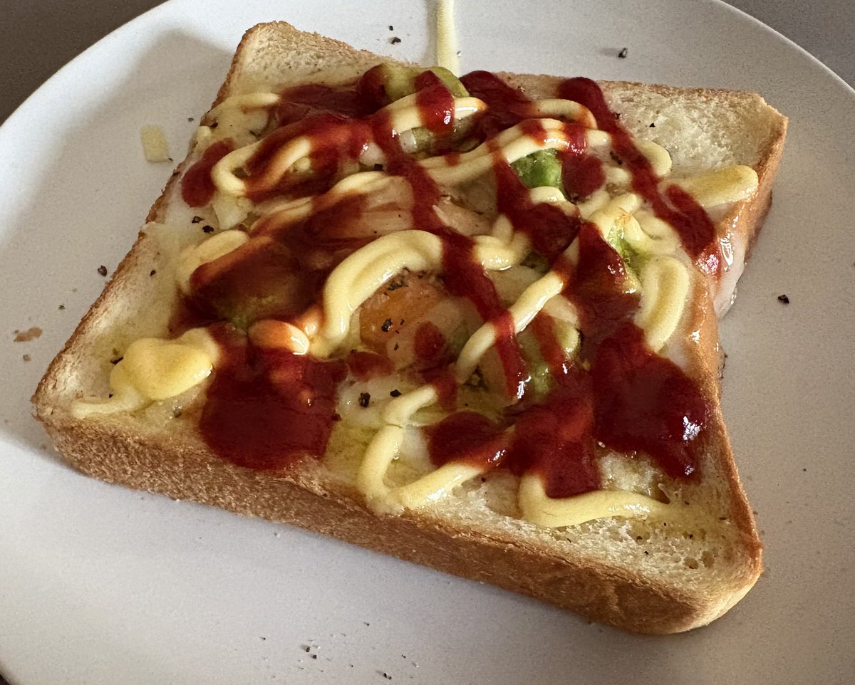 toron_VR's tweet photo. "チーズ、ケチャップ、塩胡椒、オリーブオイルをアボカドと半熟卵にかけて食パンに乗せ焼いたもの"です https://t.co/MUs2MnBht3